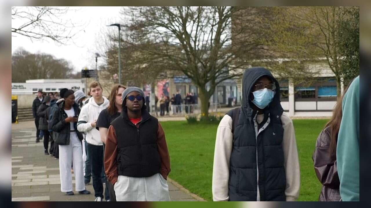 İngiltere'de Menenjit Salgını Alarmı Verildi