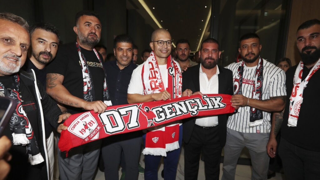 Antalyaspor ile anlaşan Alex de Souza havalimanında fotoğraf çektirdi