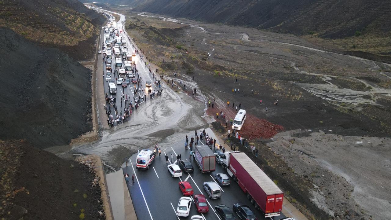 Erzincan-Sivas Yolunda Heyelan