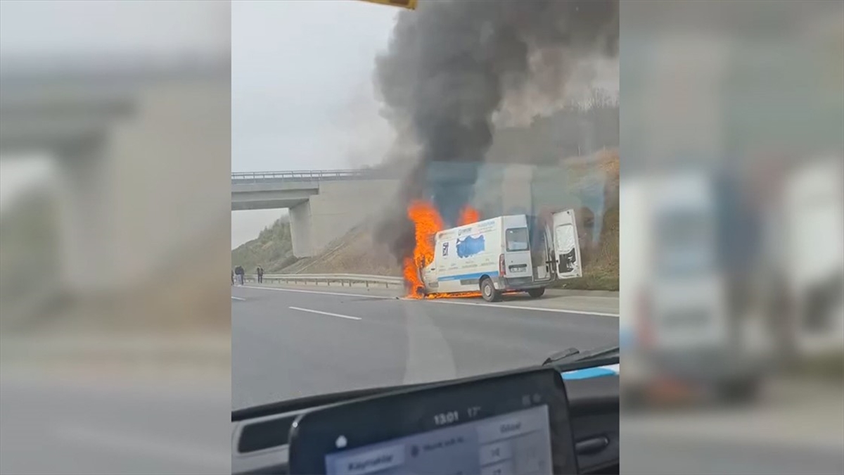 İstanbul’da Yanan Minibüs Kamerada Haberi