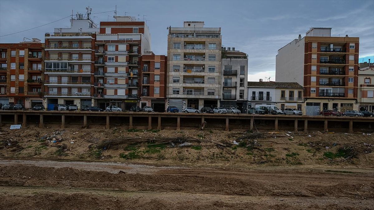 Valensiya’da Selden Zarar Gören Araçların Toplandığı Alan Adeta Araba Mezarlığına Döndü haberi