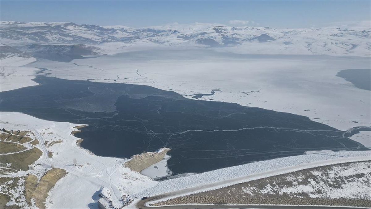 Ağrı’daki Yazıcı Barajı’nın Yüzeyi Buzla Kaplandı Haberi