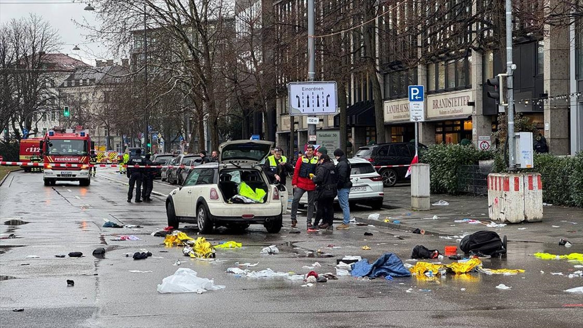 Almanya’nın Münih Kentinde Bir Aracın Kalabalığın Arasına Dalması Sonucu 15 Kişi Yaralandı Haberi