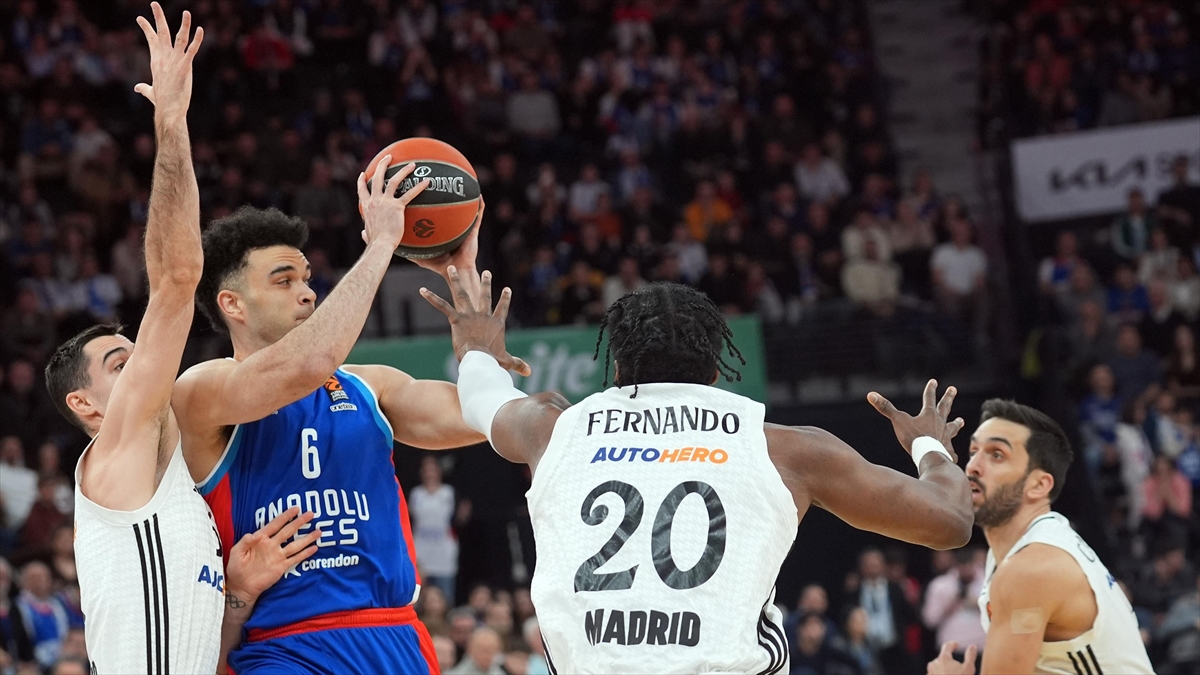 Anadolu Efes, Real Madrid’i 79-73 Mağlup Etti Haberi