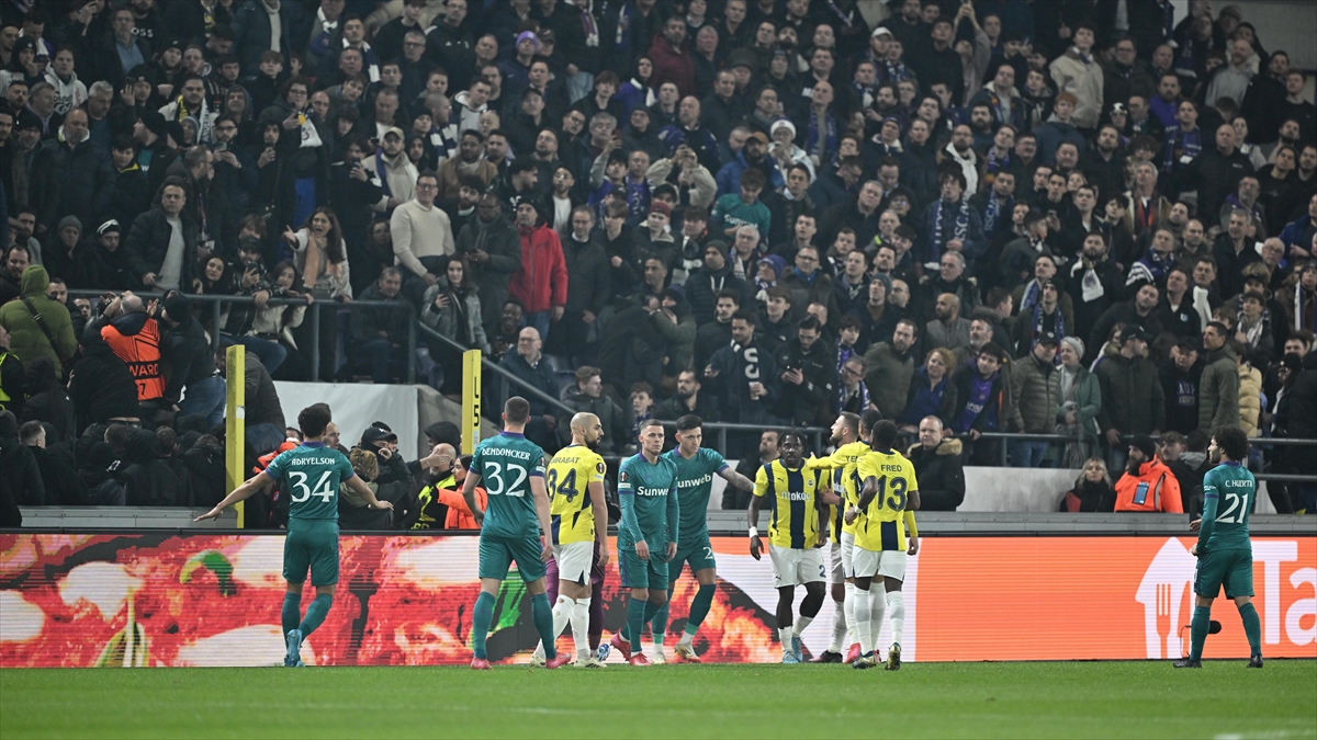 Anderlecht-Fenerbahçe Mücadelesi Tribündeki Irkçı Davranışlar Nedeniyle Durdu Haberi