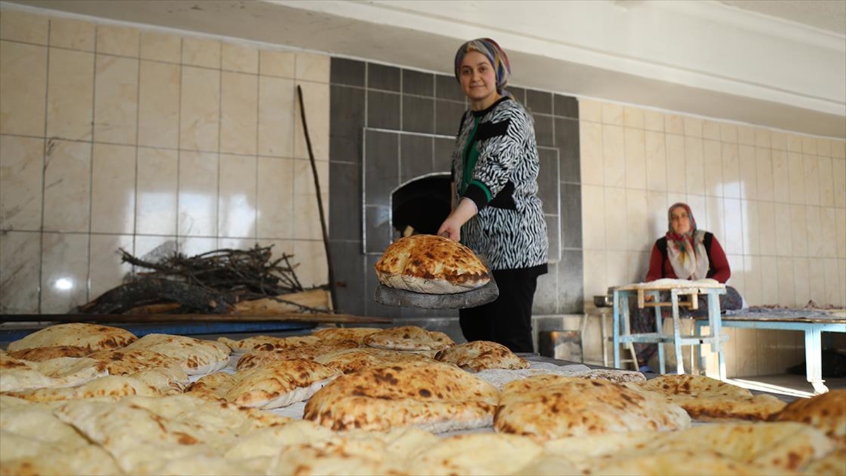 Ankaralı Kadınlar Ramazan Öncesi Imece Usulü Döşeme Ekmeği Mesaisinde Haberi