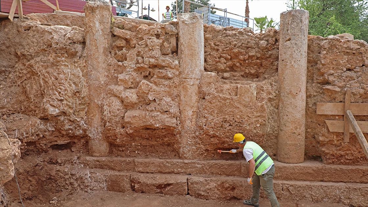 Antalya’da Hıdırlık Kulesi Kazılarında Yazıtlı Mozaik Bulundu Haberi