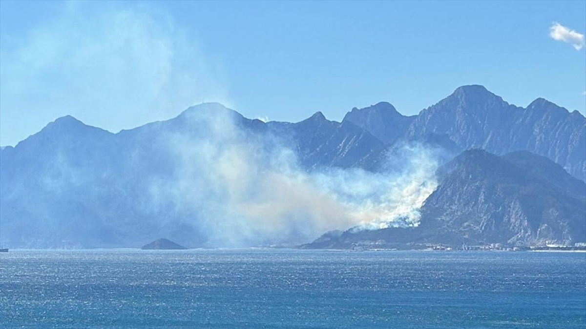 Antalya’da Ormanlık Alanda Çıkan Yangına Müdahale Ediliyor Haberi