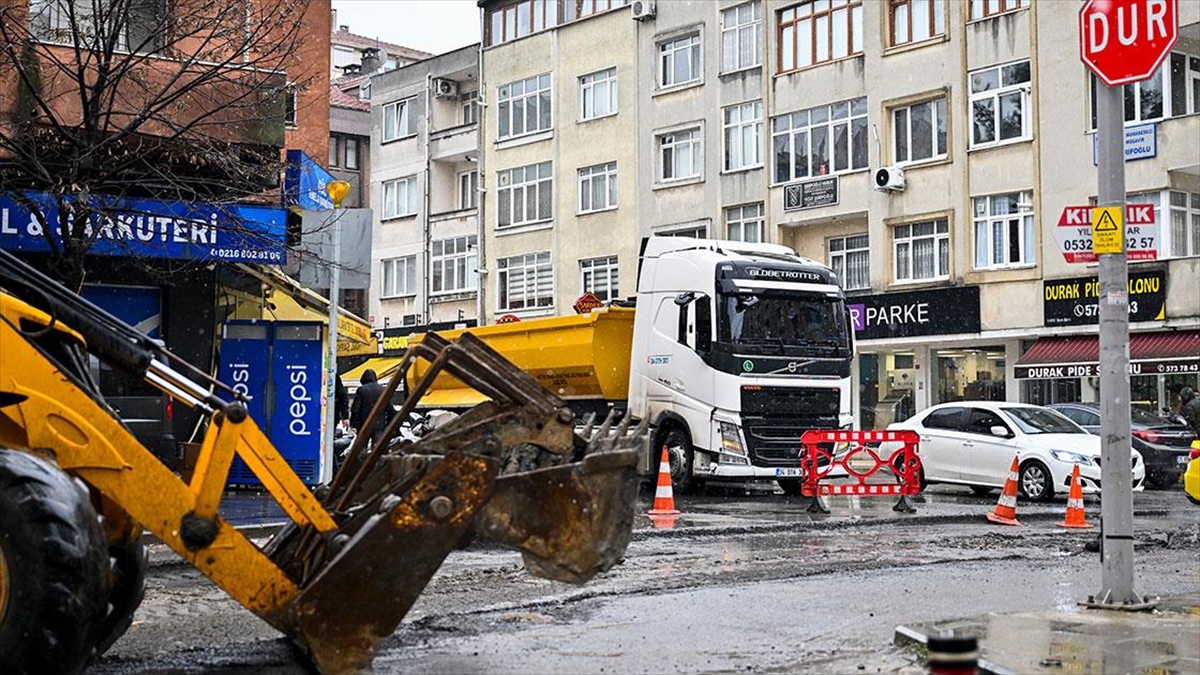 Ataşehir’de Kanalizasyon Çalışması Sonrası Geciken Asfaltlama Esnafı Mağdur Etti Haberi