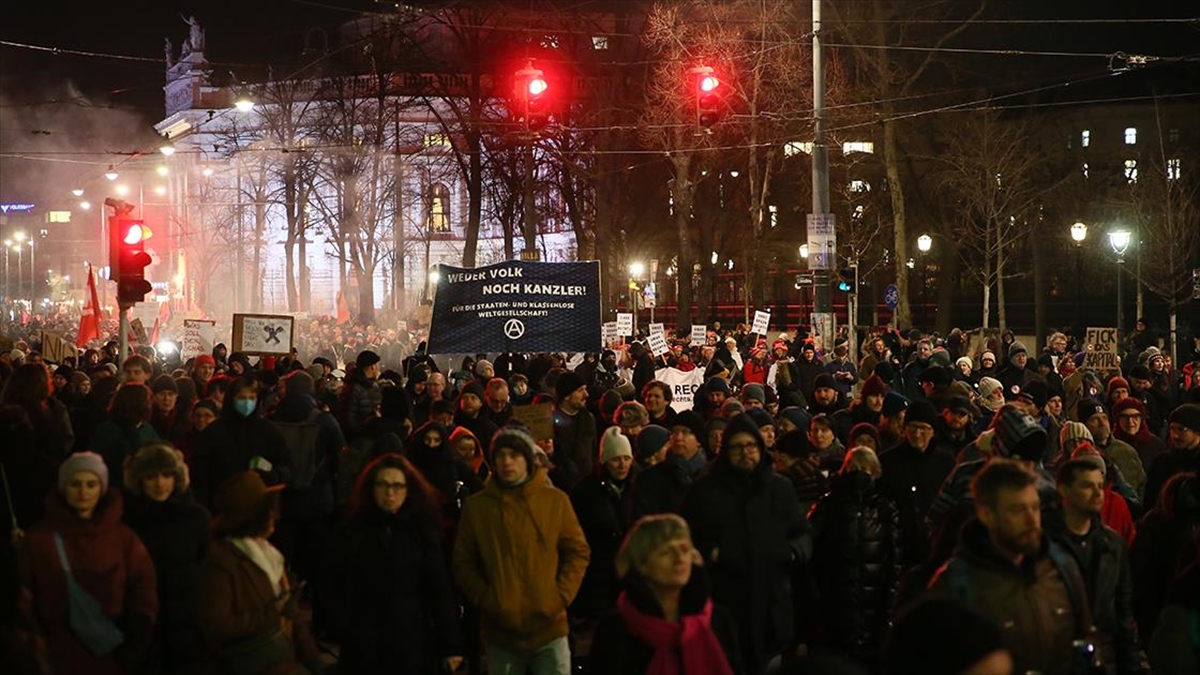 Avusturya’da Binlerce Gösterici, Iktidar Ortağı Olması Beklenen Aşırı Sağcı Fpö’yü Protesto Etti Haberi