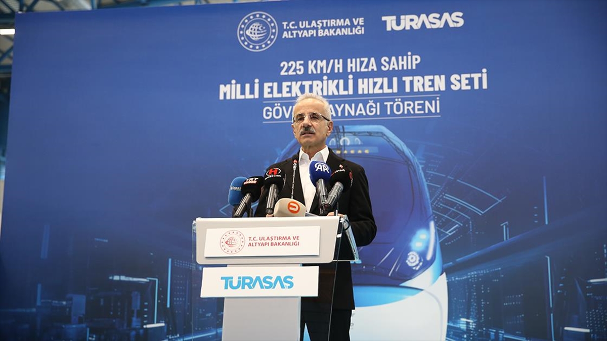 Bakan Uraloğlu: Kendi Milli Elektrikli Trenlerimizi Üreterek Tarihe Damga Vuran Süreç Yaşıyoruz Haberi