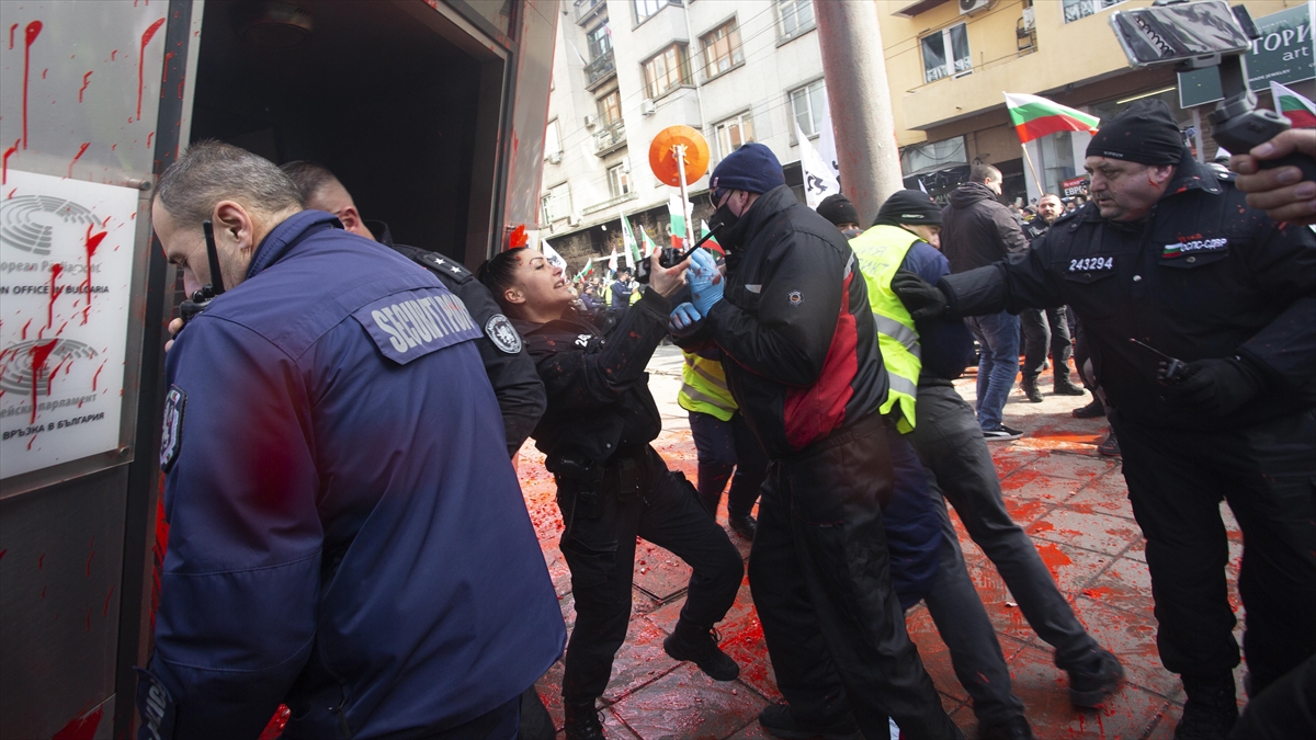 Bulgaristan’da Avro Karşıtı Protestoda 10 Polis Yaralandı, 6 Gösterici Gözaltına Alındı Haberi