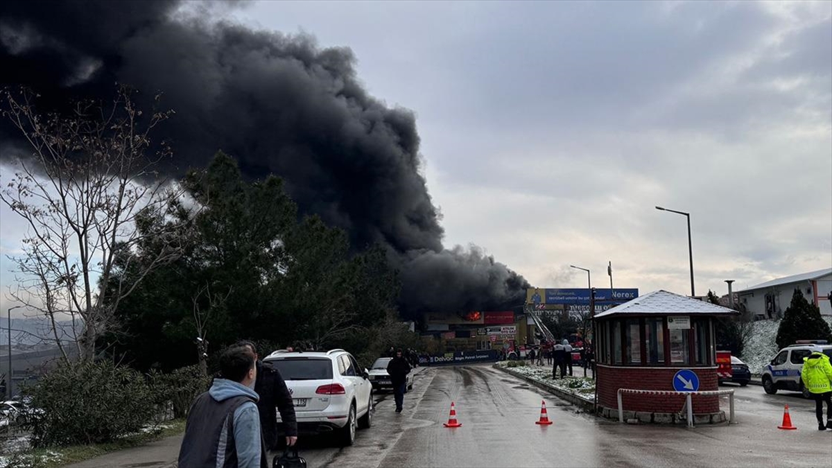 Bursa’da Madeni Yağ Dükkanında Çıkan Yangına Müdahale Ediliyor Haberi