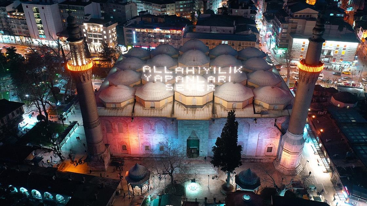 Bursa’daki Tarihi Ulu Cami’ye “Allah Iyilik Yapanları Sever” Yazılı Mahya Asıldı Haberi