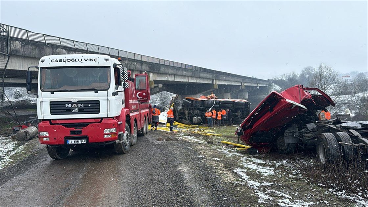 Düzce’de Kar Küreme Aracı Ile Tırın Köprüden Devrildiği Kazada Sürücüler Öldü Haberi