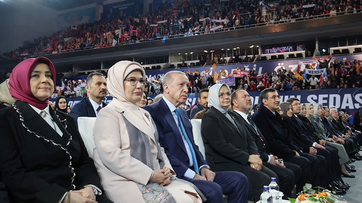 Emine Erdoğan: Yeni Yönetimde Bayrağı Devralan Kıymetli Dava Arkadaşlarımıza Başarılar Diliyorum Haberi