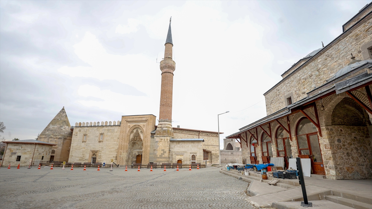 Eşrefoğlu Camisi Kuşatmalarda Tahliyeyi Sağlayacak Şekilde Tasarlanmış Haberi