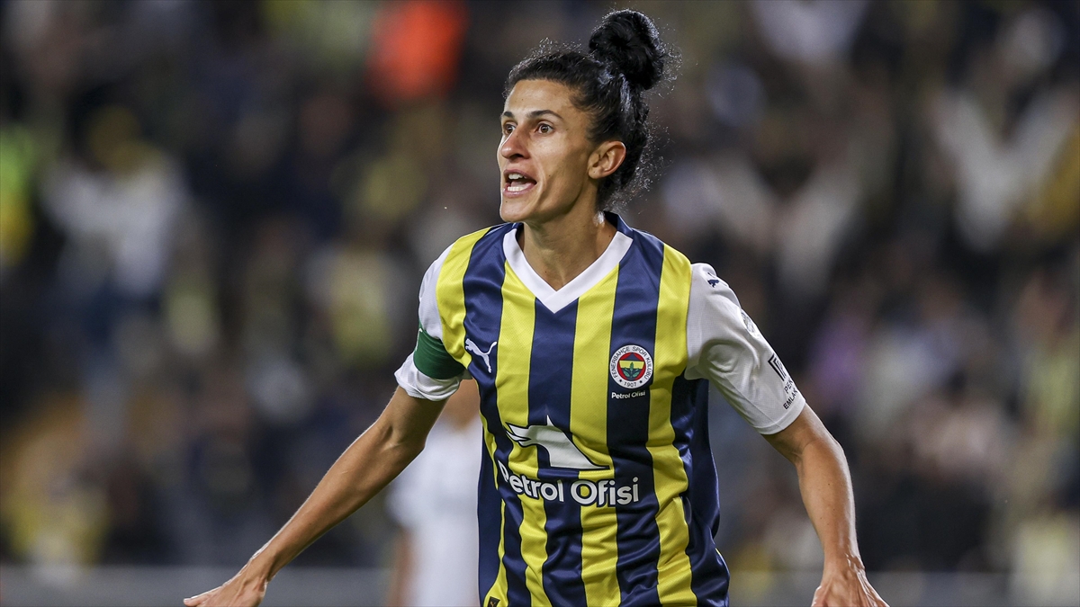 Fenerbahçe’nin Milli Oyuncusu Yağmur, Türk Kadın Futbol Tarihine Geçti Haberi