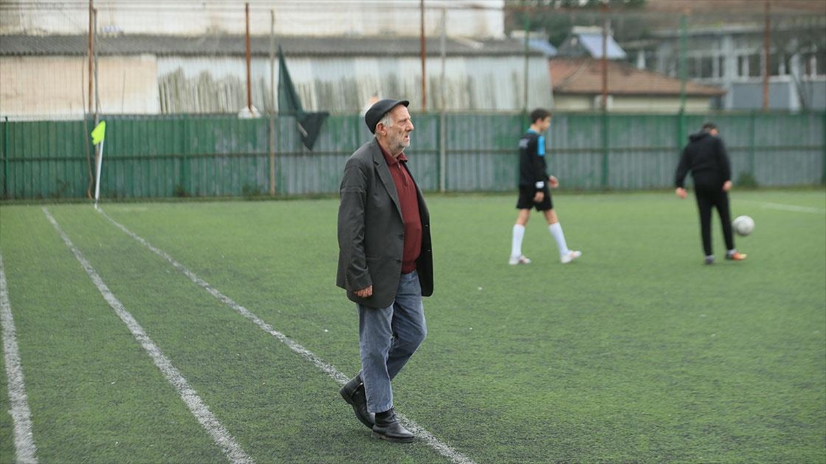 Futbol Sevdalısı Emektar Köfteci, Işi Bıraktı “Hakemliği” Bırakamadı Haberi