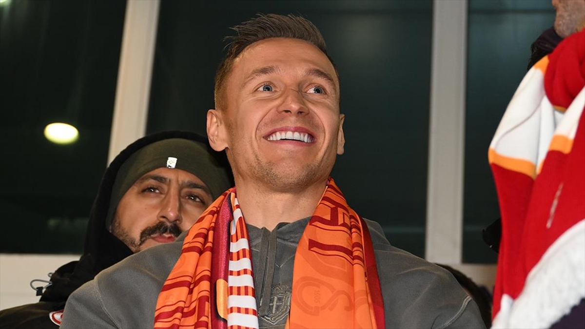 Galatasaray, Polonyalı Futbolcu Frankowski’yi Satın Alma Opsiyonuyla Kiralık Olarak Renklerine Bağladı Haberi