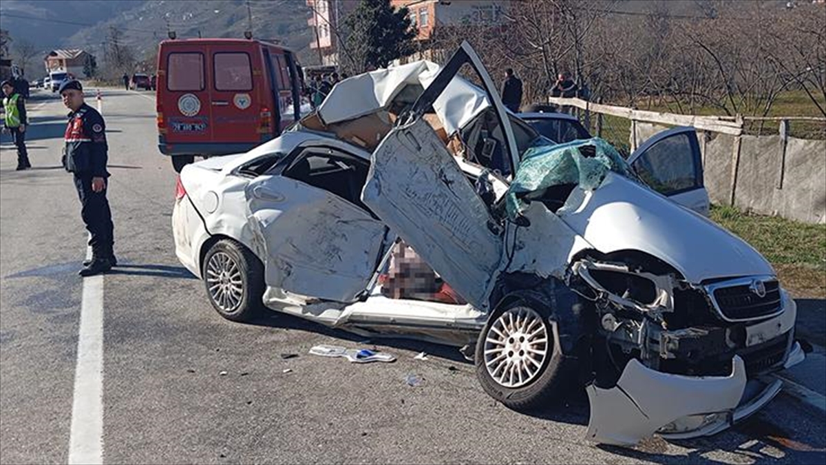 Giresun’da Kamyon Ile Otomobilin Çarpıştığı Kazada 4 Kişi Öldü Haberi