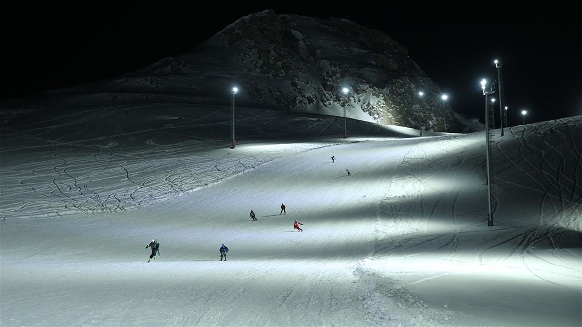 Hakkari’de Gece Kayağının Başladığı Merkez Konuklarını Bekliyor Haberi