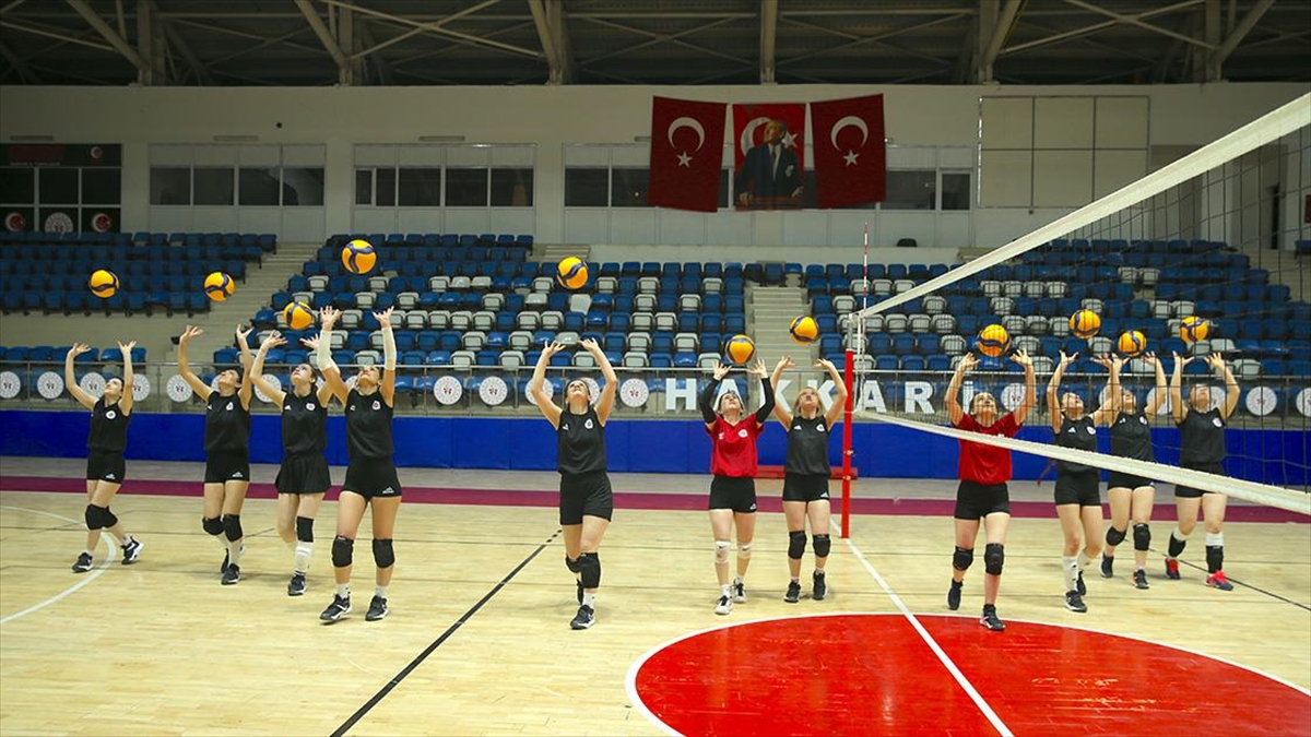 Hakkari’nin Kadın Voleybolcuları 1. Lig’e Odaklandı Haberi