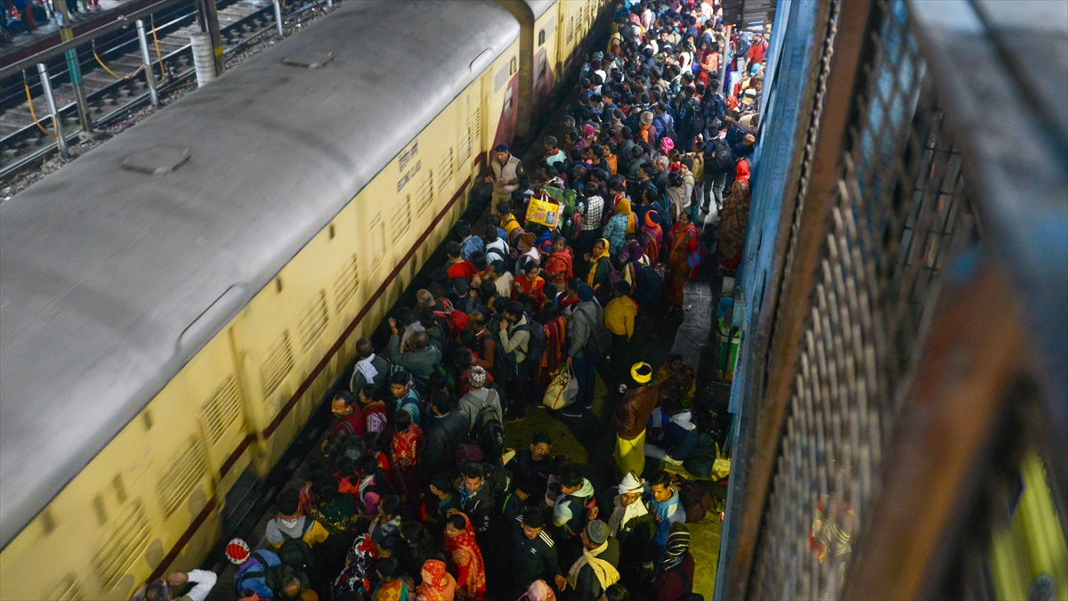 Hindistan’da Tren Istasyonunda Çıkan Izdihamda Hayatını Kaybedenlerin Sayısı 18’E Yükseldi Haberi