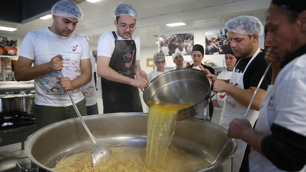 İskenderun’daki “Gönül Mutfağı”Nda Depremin Ikinci Yılı Dolayısıyla Helva Kavruldu Haberi