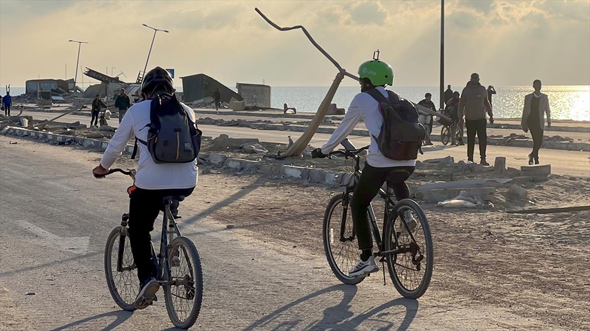 İsrail’in Saldırısında Bacağı Ampute Edilen Filistinli Sporcu Hüzün Içinde Yıkılan Gazze’yi Bisikletle Dolaşıyor Haberi