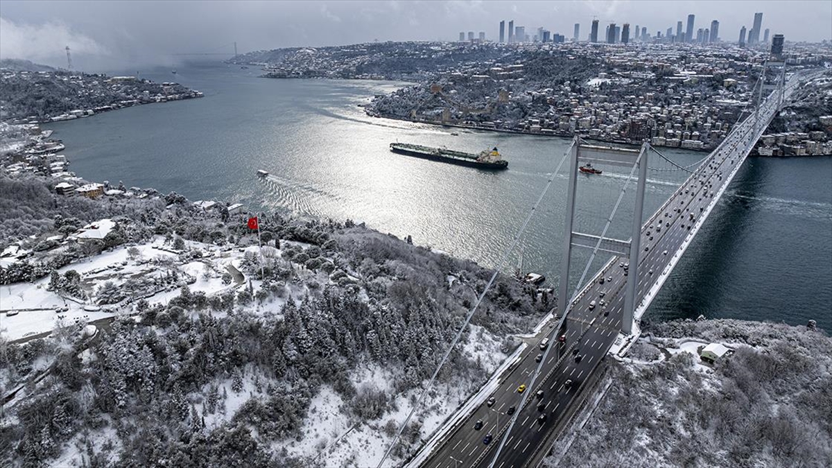 İstanbul Boğazı Gemi Trafiğine Açıldı Haberi