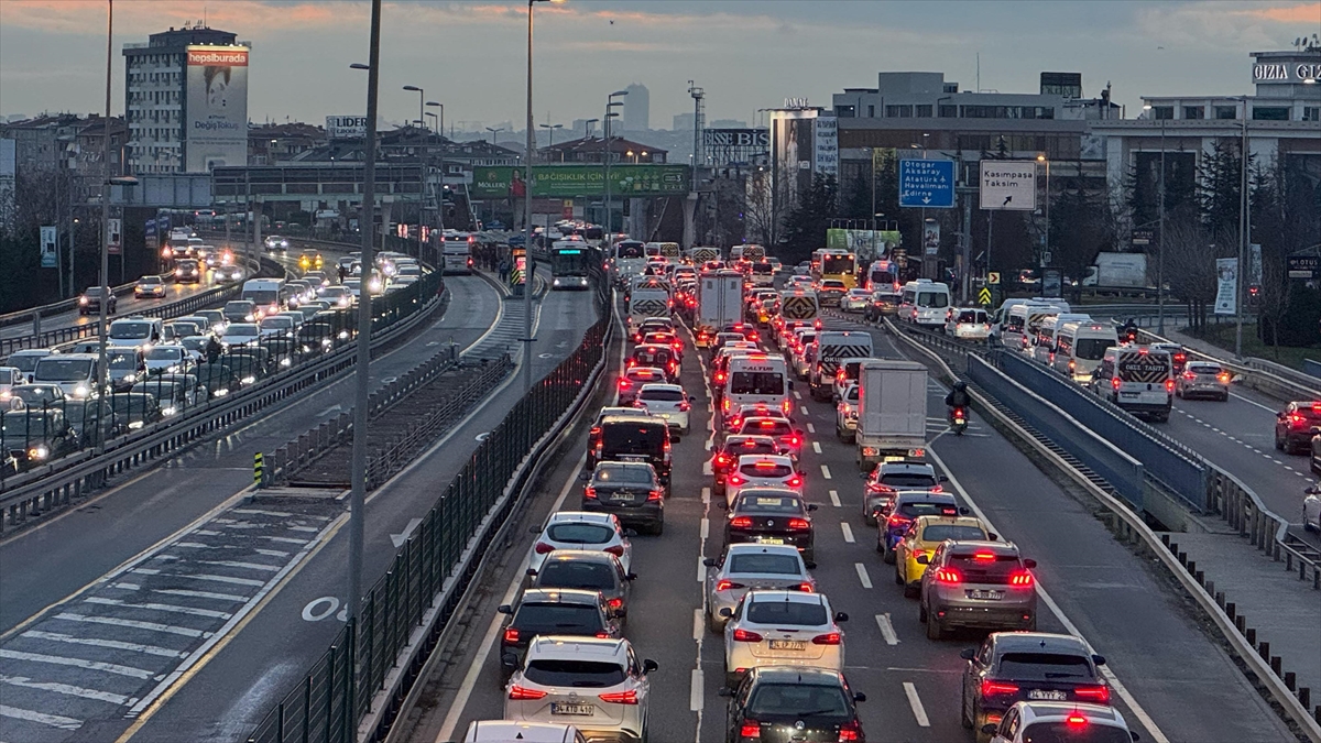 İstanbul’da Akşam Saatlerinde Trafik Yoğunluğu Yüzde 85’E Ulaştı Haberi