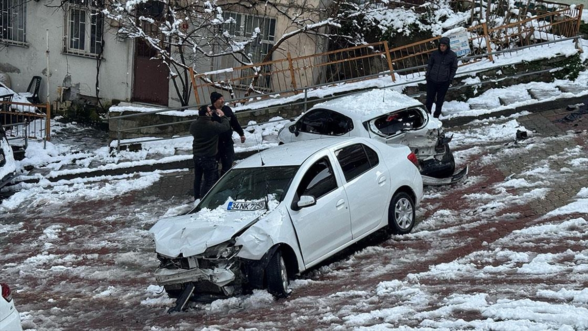 İstanbul’da Etkisini Artıran Kar Yağışı Sürücülere Zor Anlar Yaşatıyor Haberi