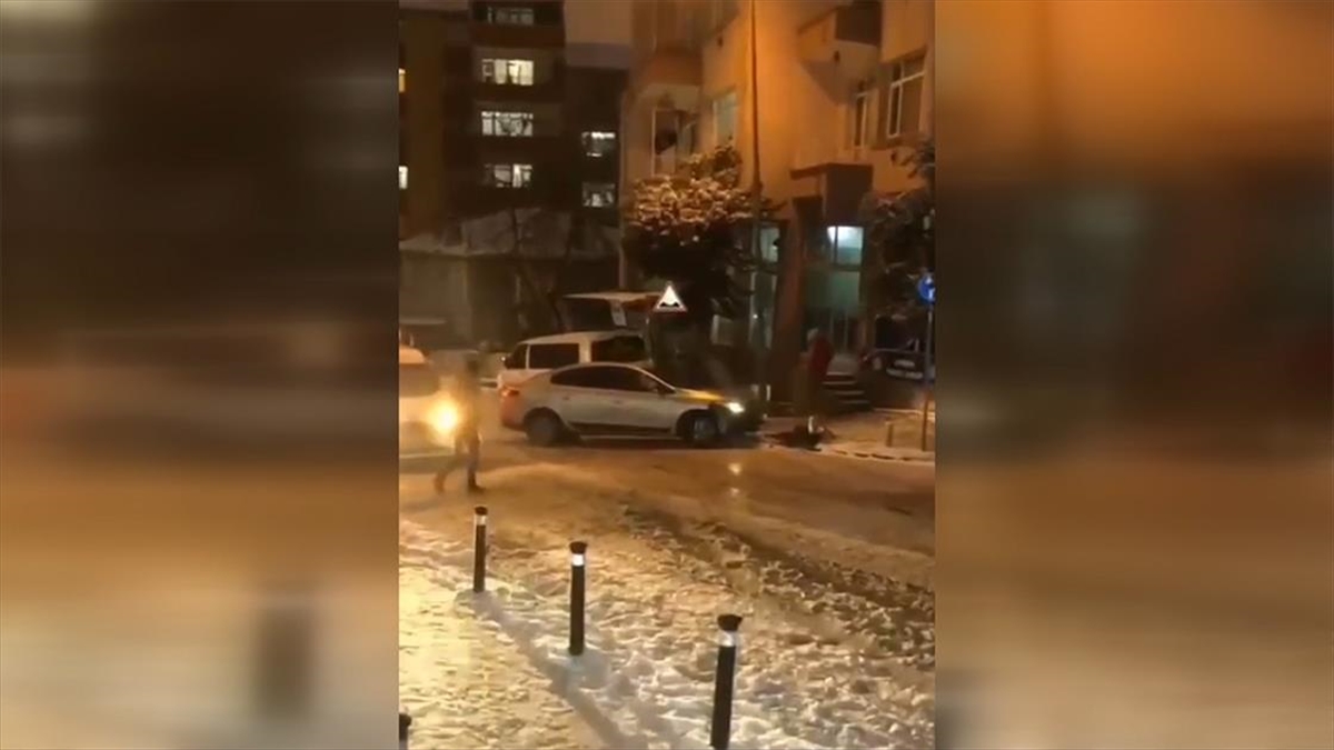 İstanbul’da Etkisini Sürdüren Kar, Kazaları Beraberinde Getirdi Haberi