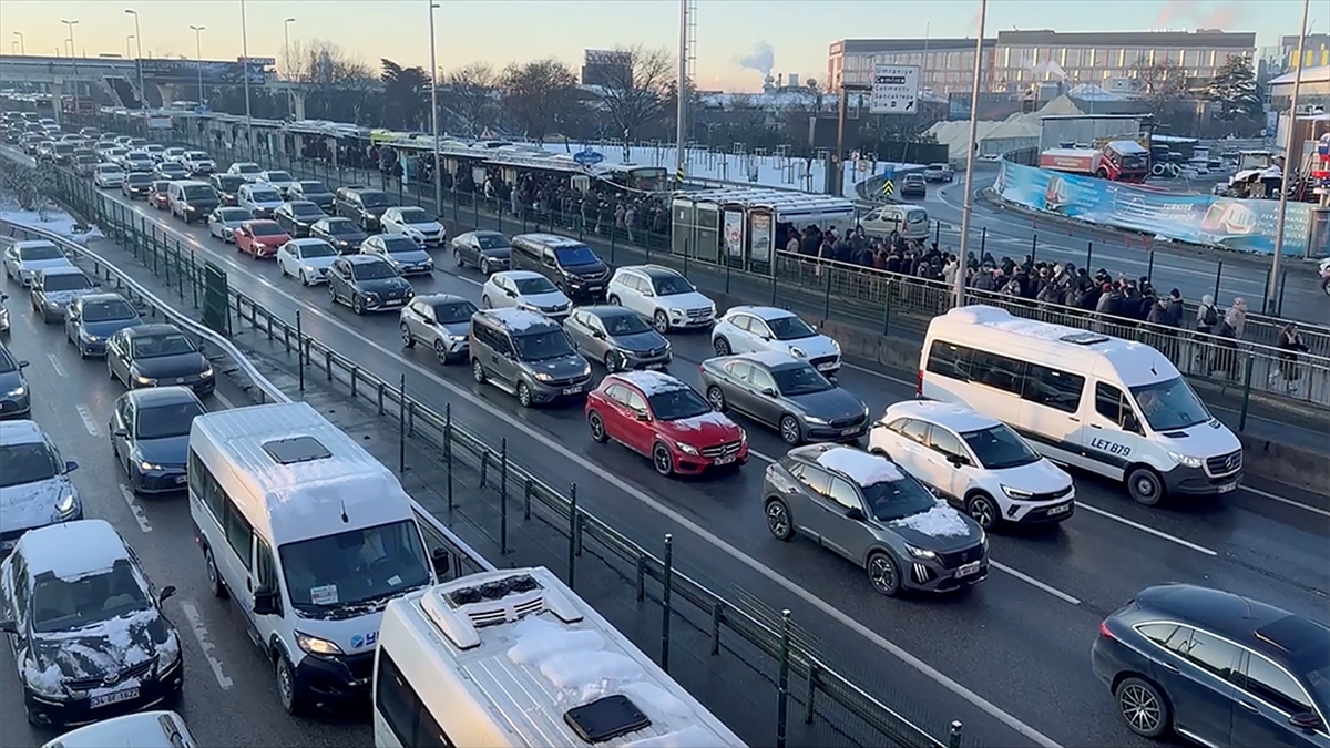 İstanbul’da Haftanın Ilk Iş Gününde Trafik Yoğunluğu Yaşanıyor Haberi