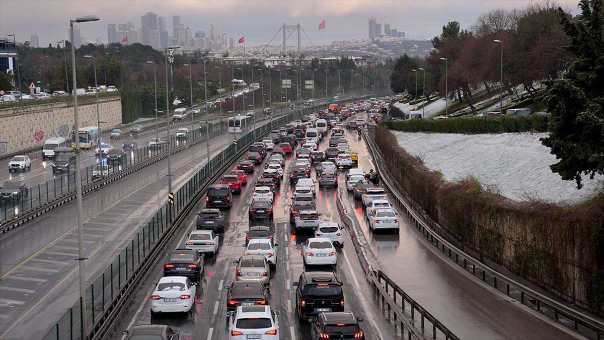 İstanbul’da Kar Yağışının Etkisiyle Trafik Yoğunluğu Yaşanıyor Haberi