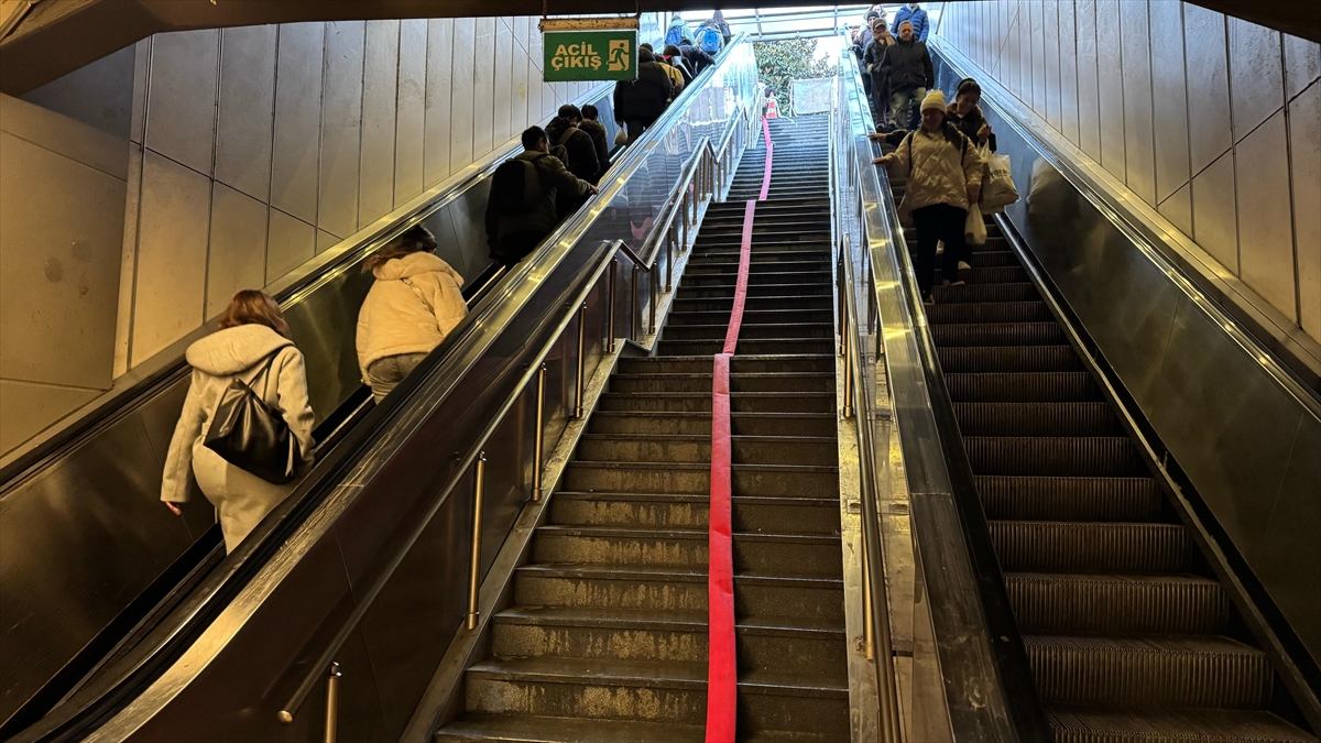 İstanbul’da Metrobüs Durağına Bağlanan Alt Geçidi Su Bastı Haberi