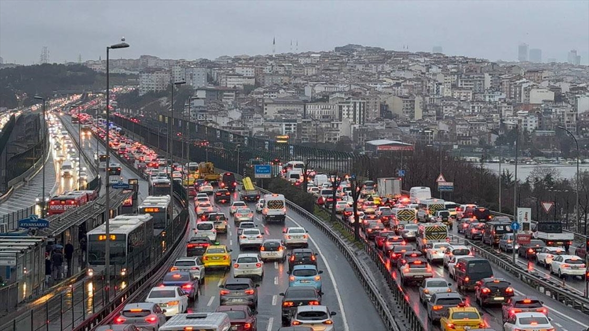 İstanbul’da Sabah Saatlerinde Trafik Yoğunluğu Yaşanıyor Haberi