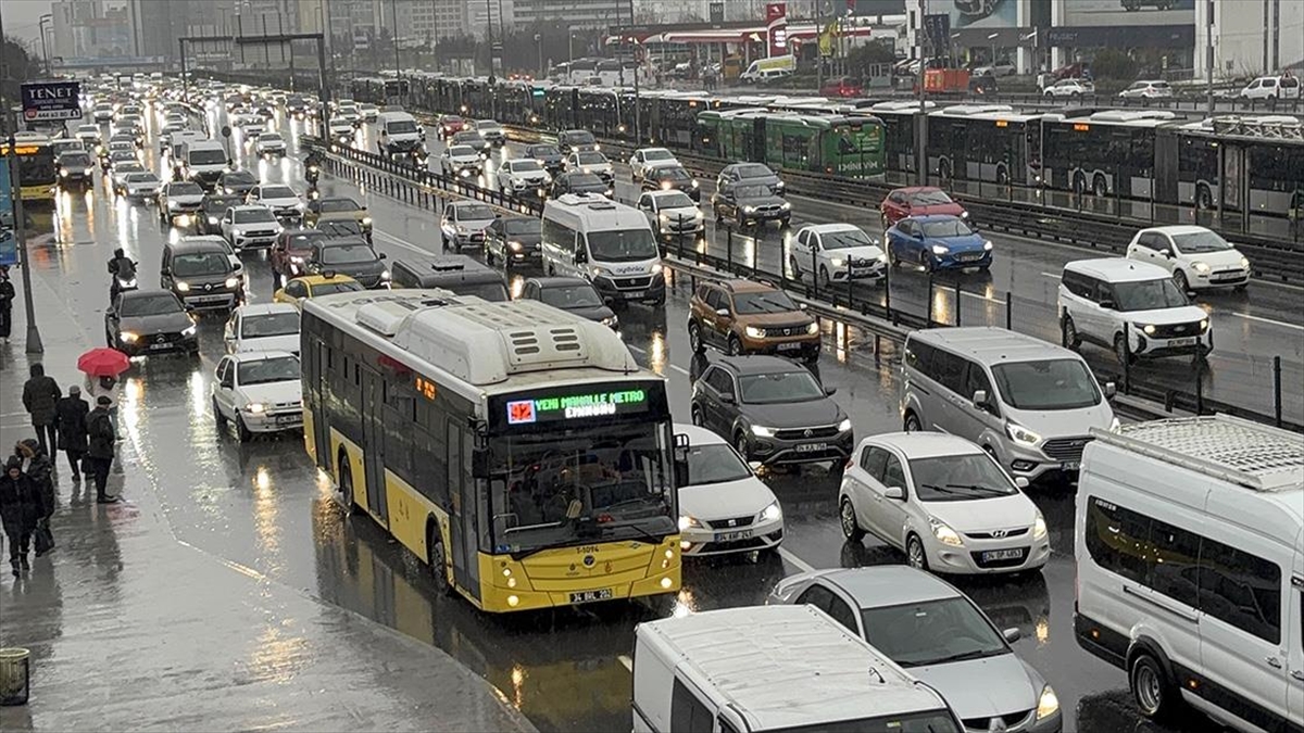 İstanbul’da Sabah Saatlerinde Trafik Yoğunluğu Yüzde 76’Ya Çıktı Haberi