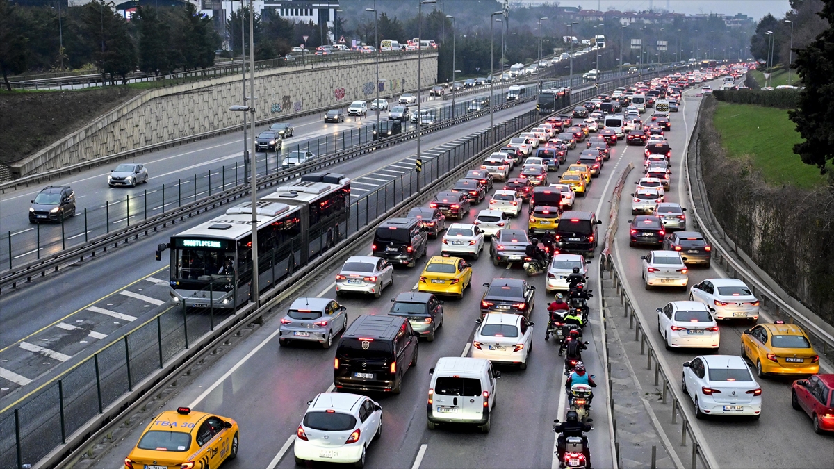 İstanbul’da Yarıyıl Tatilin Ardından Okulların Açılmasıyla Trafik Yoğunluğu Oluştu Haberi