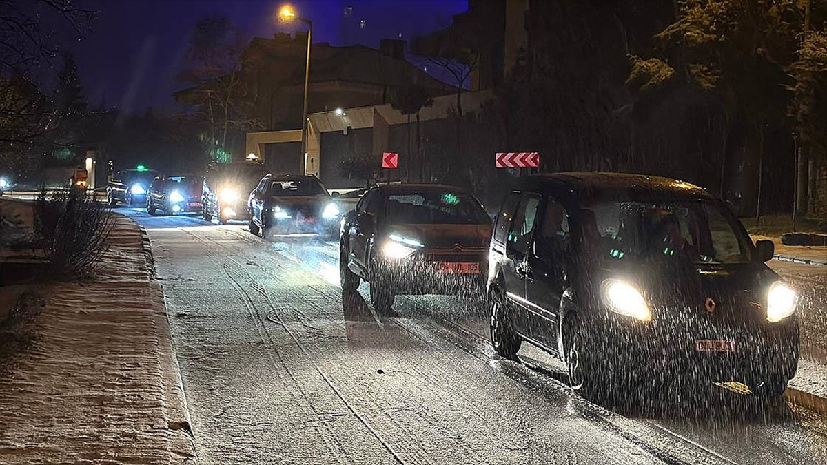 İstanbul’un Bazı Ilçelerinde Kar Yağışı Etkili Oldu Haberi