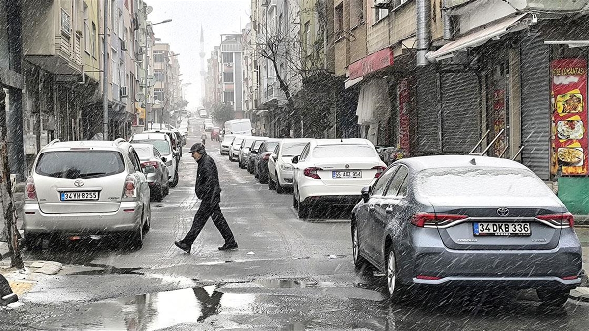 İstanbul’un Bazı Ilçelerinde Kar Yağışı Etkili Oluyor Haberi