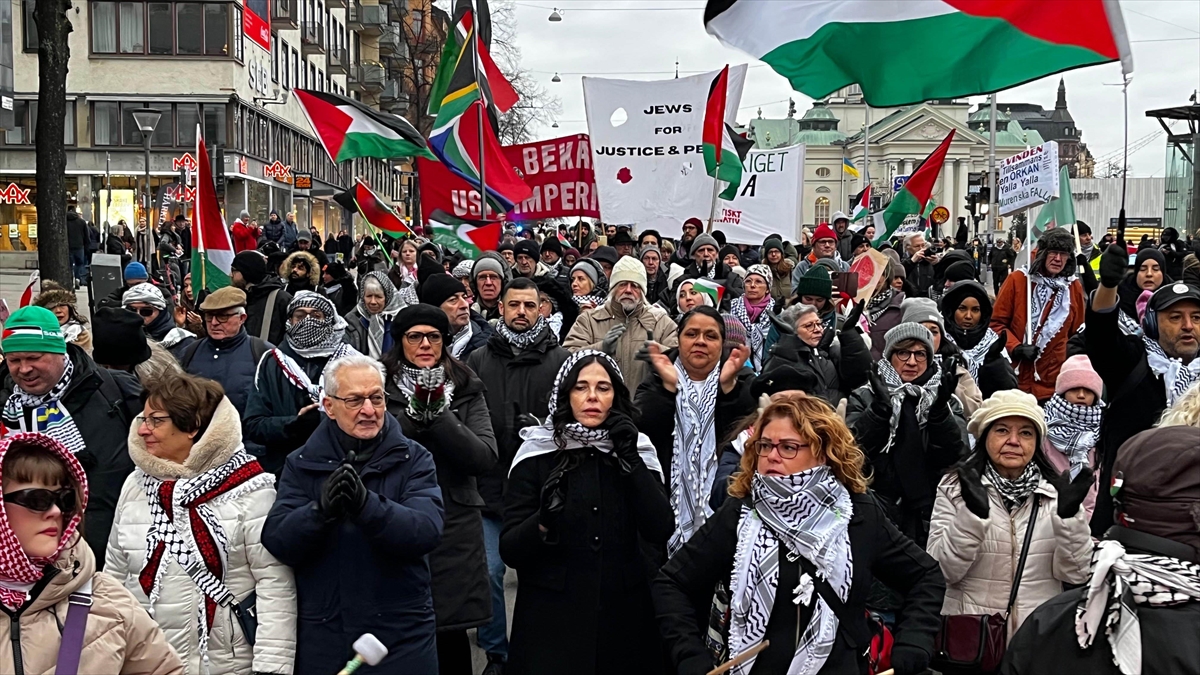 İsveç’te Filistin Destekçileri, Trump’ın Filistinlileri Yerinden Etme Planını Protesto Etti Haberi