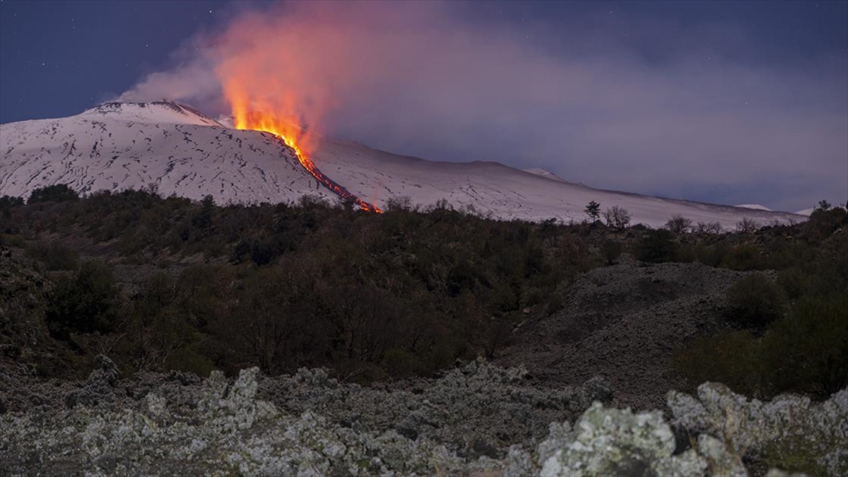 İtalya’da Etna Yanardağı Kül Ve Lav Püskürtüyor Haberi