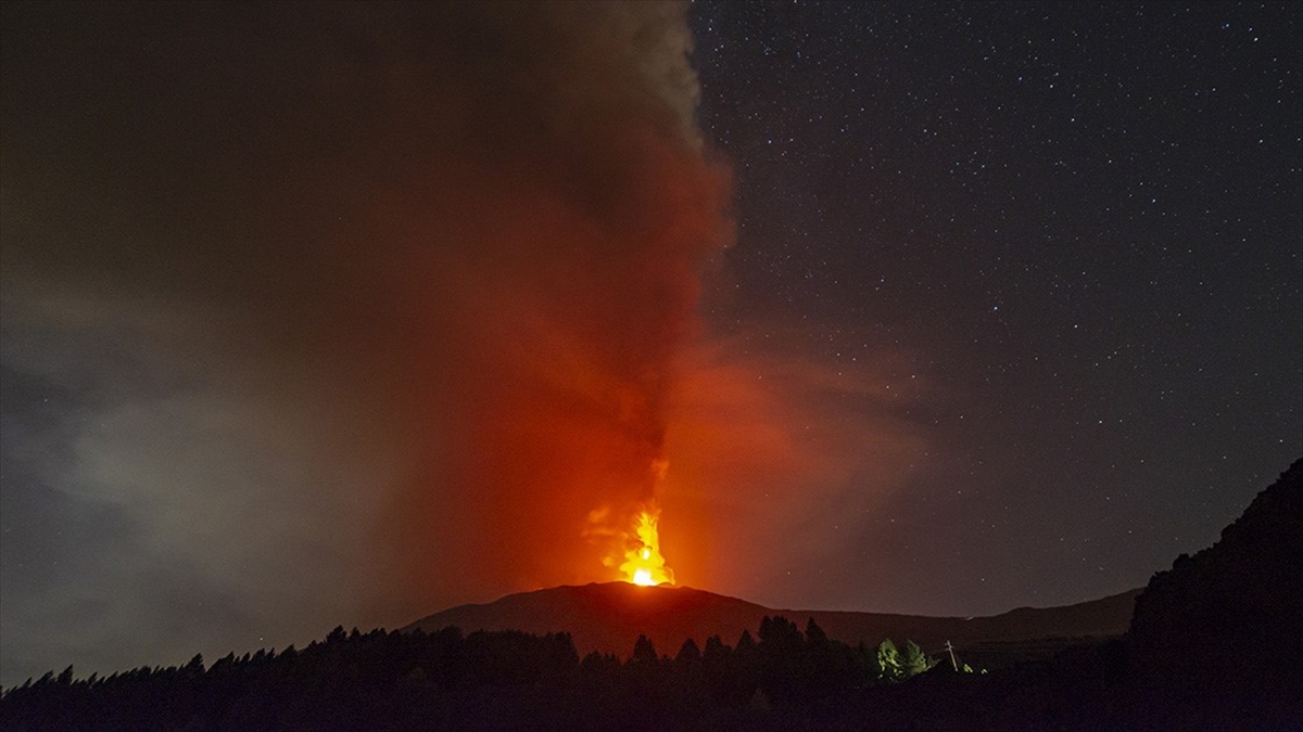 İtalya’da Etna Yanardağı’nda Lav Akışı Meydana Geldi Haberi