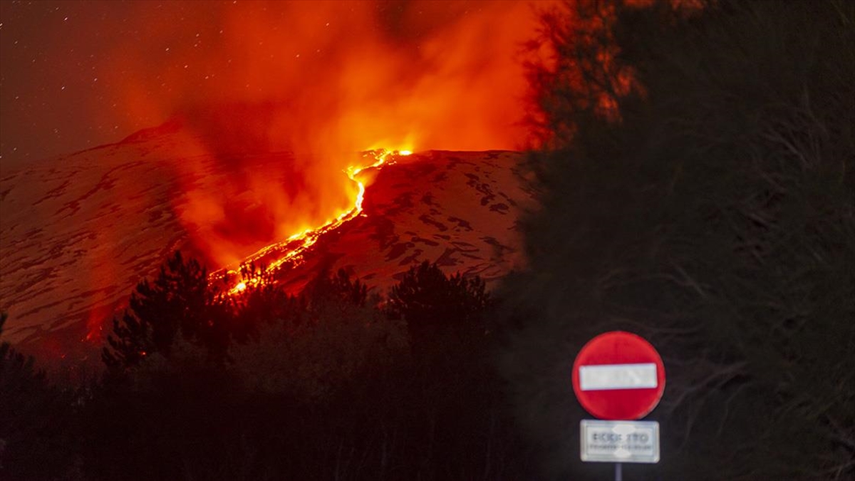 İtalya’da Etna Yanardağı’nda Yeniden Lav Akışı Meydana Geldi Haberi