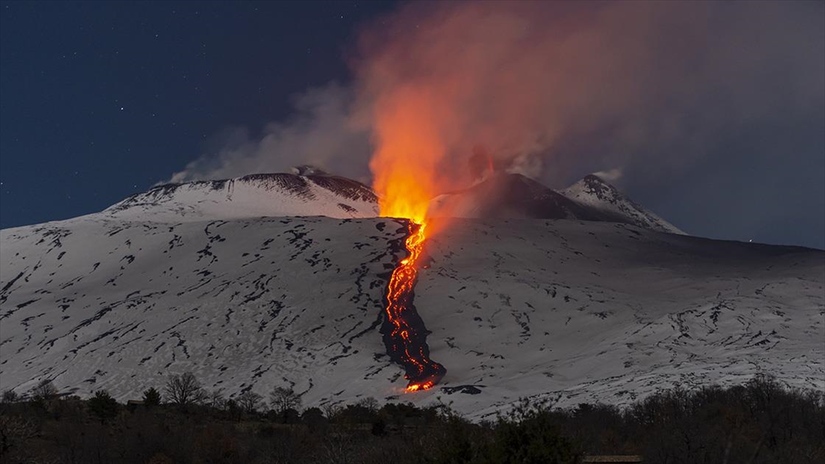 İtalya’da Etna Yanardağı’ndaki Lav Akışı Sürüyor Haberi