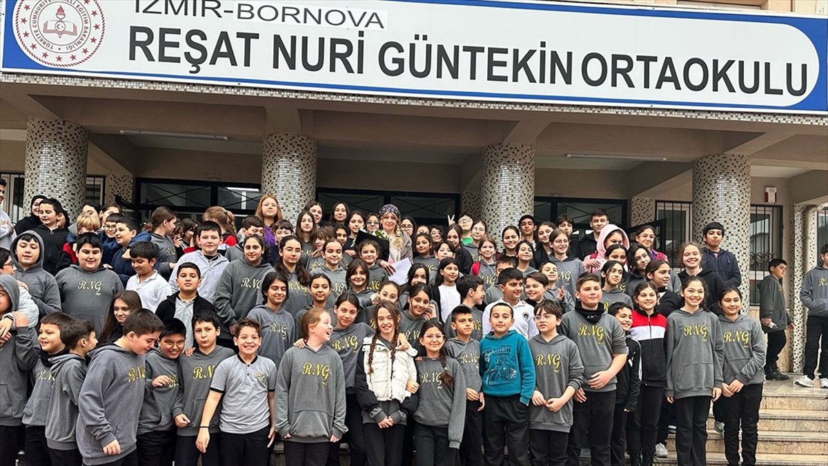 İzmir’de Hastalığı Nedeniyle Emekli Olan Öğretmene Duygusal Uğurlama Haberi