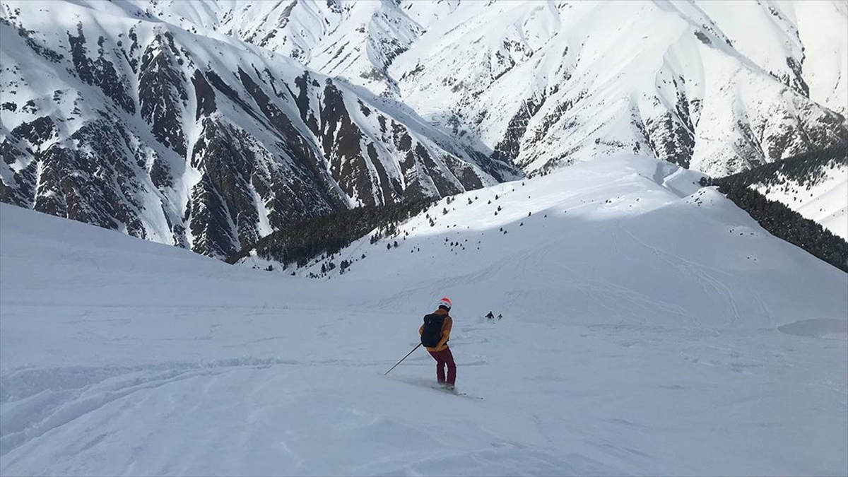 Kaçkar Dağları’nın Eteklerindeki Yaylalar Köyü, Doğal Pistleriyle Kayakçıların Gözdesi Oldu Haberi