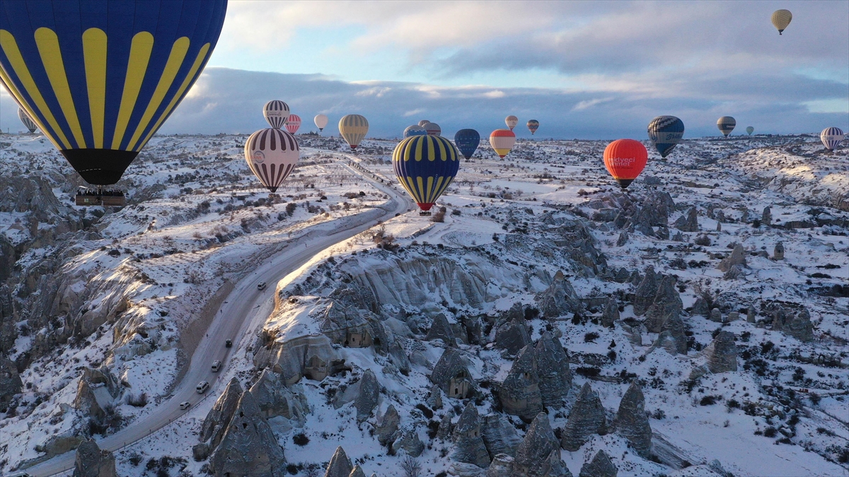 Kapadokya’da Sıcak Hava Balonları 18 Günlük Aradan Sonra Gökyüzünü Renklendirdi Haberi